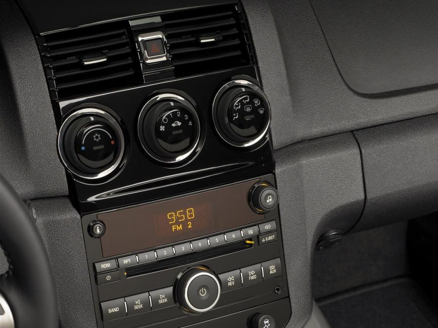 Детали интерьера Saturn Sky Redline 2007 года  (фото 32 из 40)